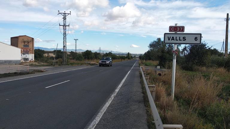 Un dels trams a millorar és la carretera C-37 en els sis quilòmetres que separen Alcover de Valls. FOTO: ÀNGEL JUANPERE