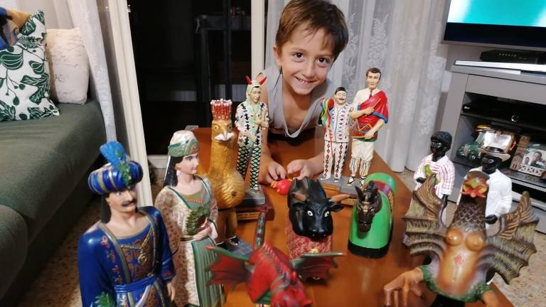Bruno, de cuatro años, se montó la fiesta en casa con sus figuras del Seguici. FOTO: CEDIDA