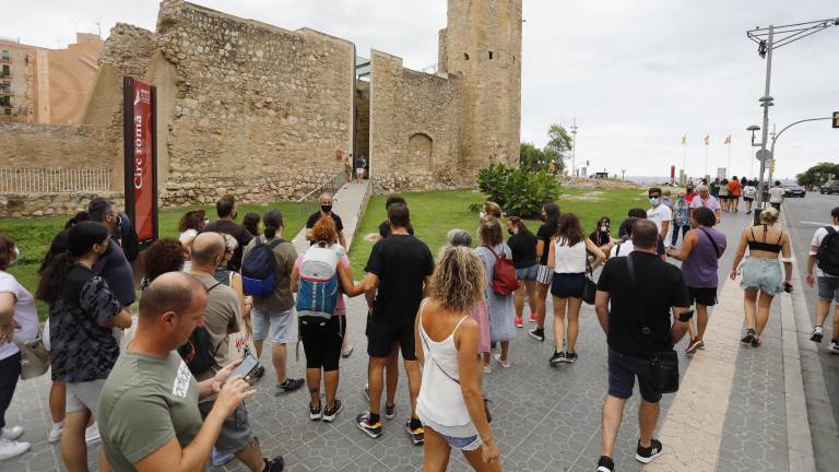Imagen de varios turistas este verano en Tarragona. Foto: Pere Ferré