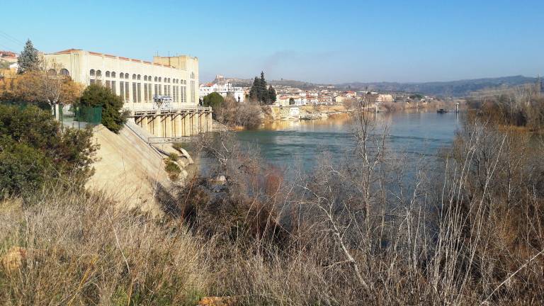 La planta hidroeléctrica de Flix funciona con las aguas del río Ebro. Foto: Cedida