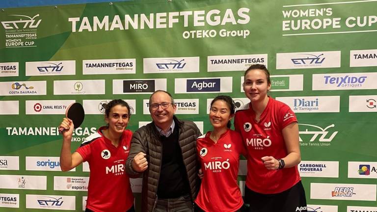 Sara Ramírez, Joan Carles Virgili (presidente), Jessica Yamada y Anastasia Kolish,celebrando el pase a cuartos de final.