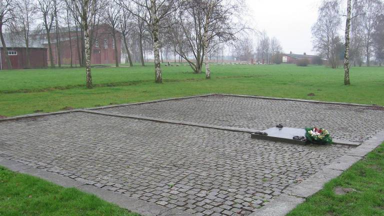 Placa recordatoria donde estuvo ubicado el crematorio del campo de Neuengamme.
