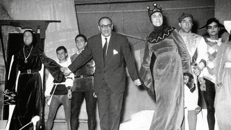Escena en la que aparece Cunqueiro el día del estreno de su obra ‘O incerto señor don Hamlet, príncipe de Dinamarca’, en 1959, en el Teatro Colón de La Coruña. CEDIDA