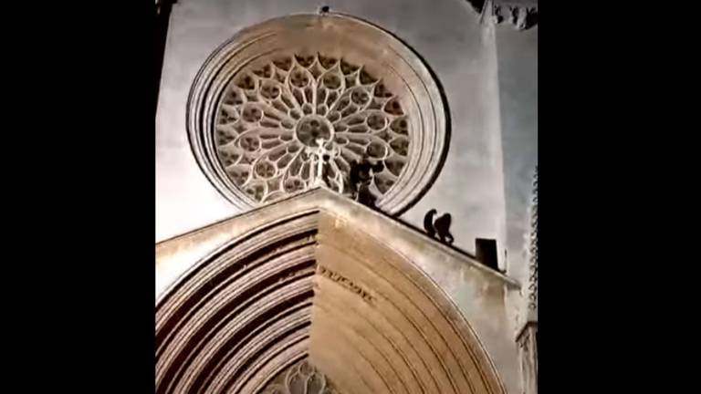 Frame del vídeo en el que se ven las personas asaltando el templo. Foto: Cedida