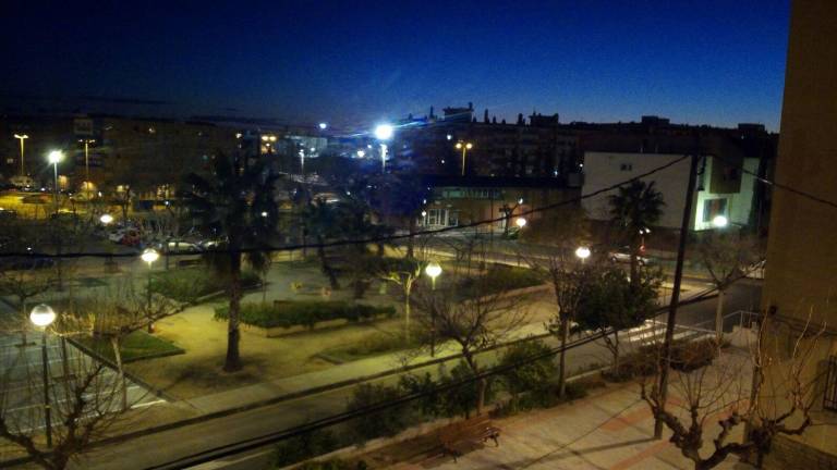 Imatge del barri de Ponent amb els dos punts de llum ja en marxa.
