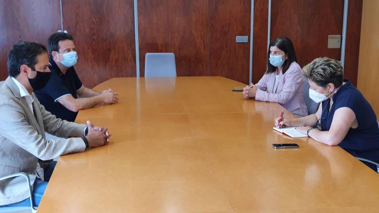 Imagen de la reunión mantenida este miércoles de los tres municipios de la Costa Daurada con la delegada del Govern Teresa Pallarès. Foto: ACN