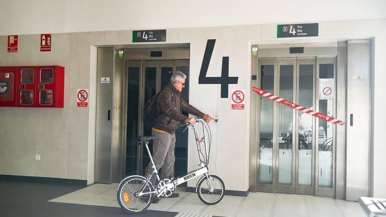 Un usuario se dispone a coger el único ascensor que funcionaba ayer en la estación de tren de Cambrils. FOTO: ALBA MARINÉ