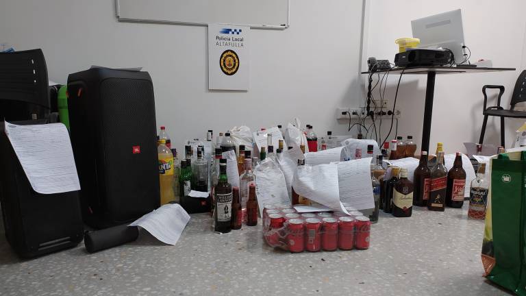 Bebidas y altavoces que incautó la Policía Local de Altafulla en botellones celebrados el pasado fin de semana. FOTO: ALTATFULLA RÀDIO