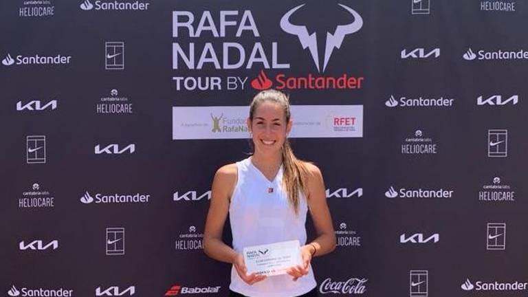 Anna Ortiz, con el trofeo de ganadora. FOTO: Cedida