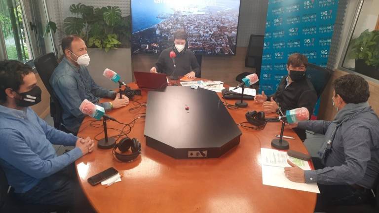 Sergio Piriz (Cs), Berni Álvarez (PSC), Dídac Nadal (JxTGN) y Manel Castaño (ERC), ayer, en la tertulia política de Tarragona Ràdio. Foto: Mauri