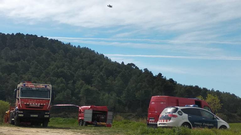 Varias dotaciones de los Bombers, esta mañana en el lugar del incendio. Foto: À.Juanpere