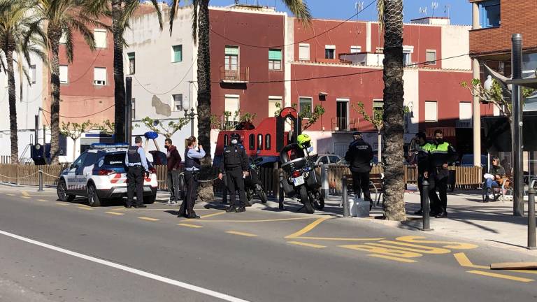 Los Mossos d’Esquadra identificando a un individuo que intentaba esconder cubos llenos de pescado. FOTO: C. POMEROL