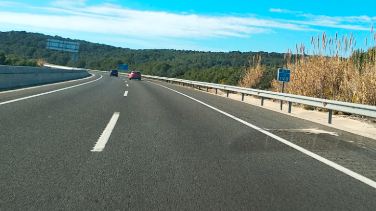 Uno de los accidentes se produjo en este punto de la autovía A-7, en Tarragona. Foto: Àngel Juanpere