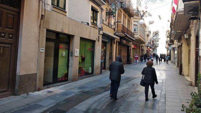 El carrer de la Cort, un dels eixos comercials de Valls. FOTO: ÀNGEL JUANPERE