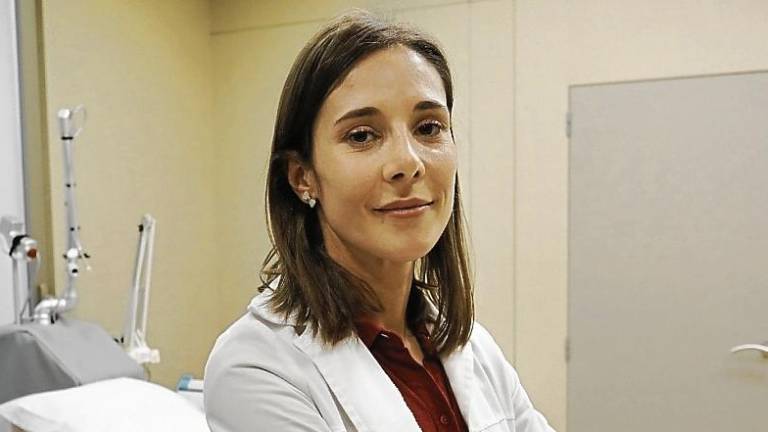 La doctora Ana Rodríguez Vega en su consulta de Tarragona, realiza cirugía trans desde 2017. Foto: Pere Ferré