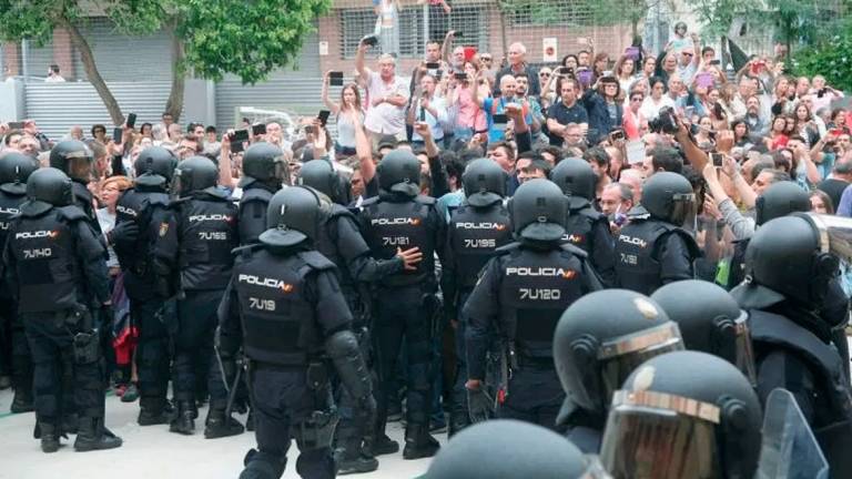 Imagen de archivo de una de las actuaciones en Catalunya de la Policía Nacional durante el 1-O. Foto: DT