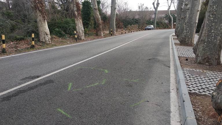 Les marques en verd pintades per la Policia Local indiquen el lloc de l'accident. Foto: Àngel Juanpere
