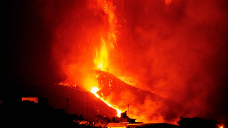 Imagen del volcán de La Palma tomada en la noche del viernes. FOTO: MIGUEL CALERO/EFE