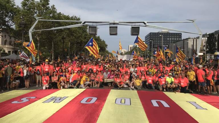 Un grupo de riudomenses en la manifestación de la Diada del año pasado en Barcelona. FOTO: A.MARINÉ/DT