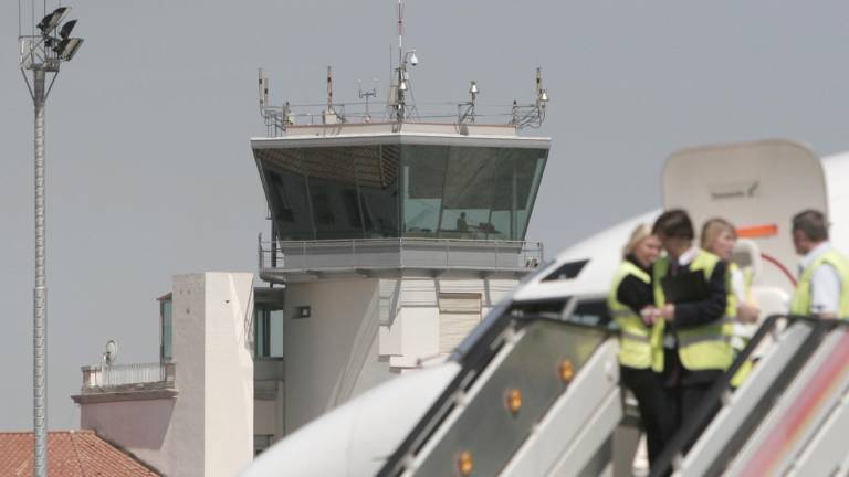 Imagen de archivo de la torre de control (al fondo) del Aeropuerto de Reus.