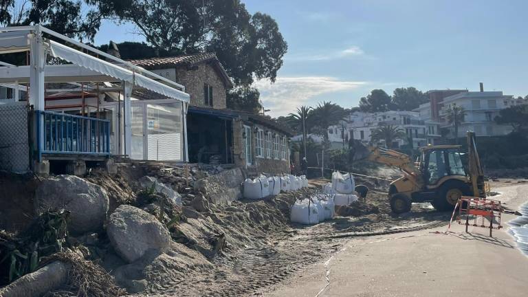 Se colocan dos hileras de sacas de un metro cúbico de arena para proteger los cimientos. FOTO: Gerard Cañellas