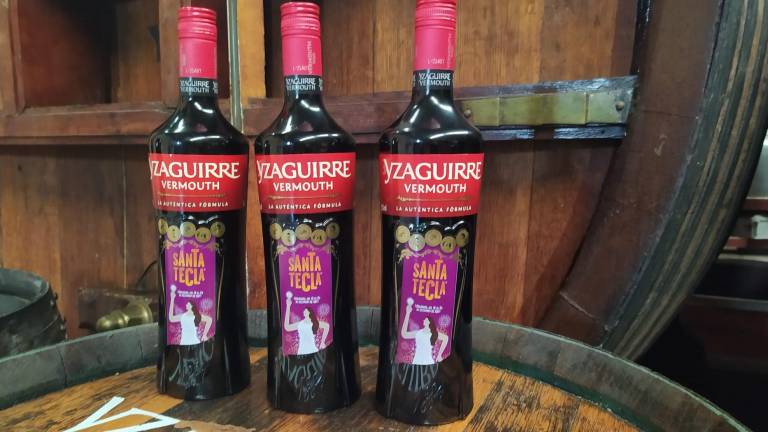 Yzaguirre ha lanzado botellas especiales con el cartel de Santa Tecla. Cedida