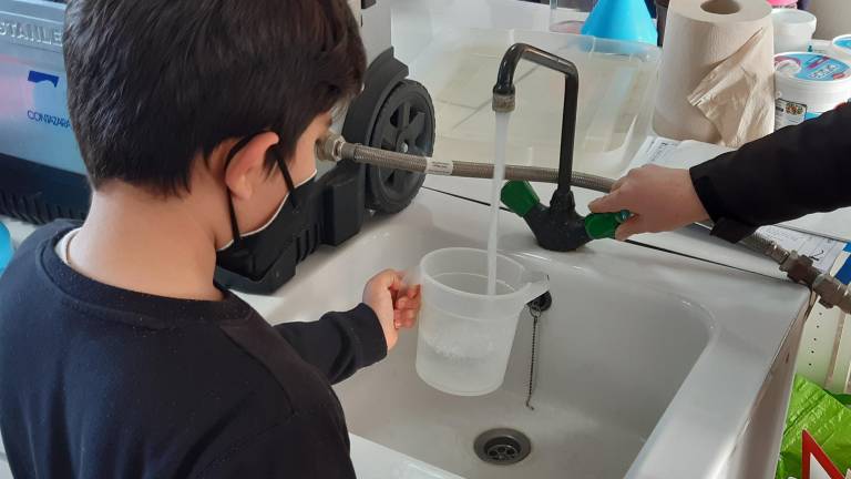 La iniciativa pretende concienciar el alumnado sobre el agua y su importancia. Foto: ACN
