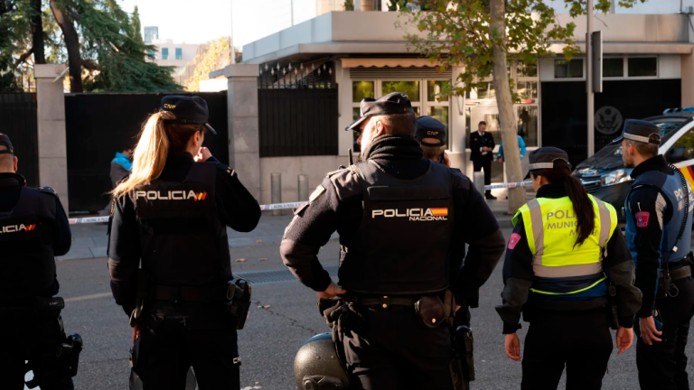 El momento de la detonación de una carta con material explosivo remitida a la embajada de EEUU en Madrid. Foto: EFE