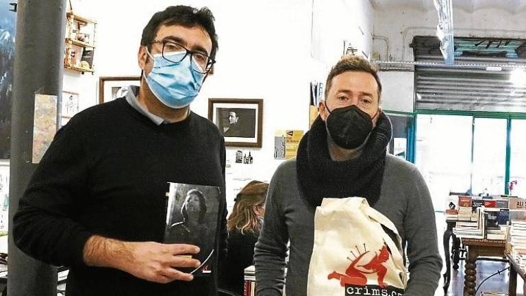 Ilya Pérdigo, editor d’Alrevés, amb l’última novel·la de Xulio Trigo i el director de Crims.cat, Àlex Martín. Foto: Carola López/ACN
