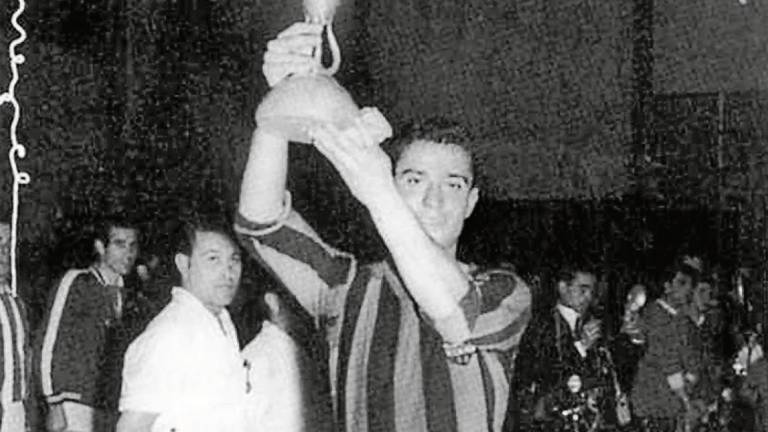 Joan Sabater celebra un título con la camiseta del Reus. FOTO: DT