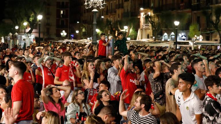 Los aficionados del Nàstic en la Plaça de la Font miran el transcurso del partido con las manos en la cabeza al ver que se les escapaba el ascenso. Foto: Pere Ferré
