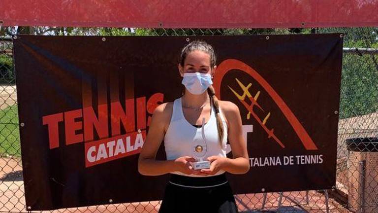 Anna Ortiz, con su trofeo de subcampeona. FOTO: Cedida