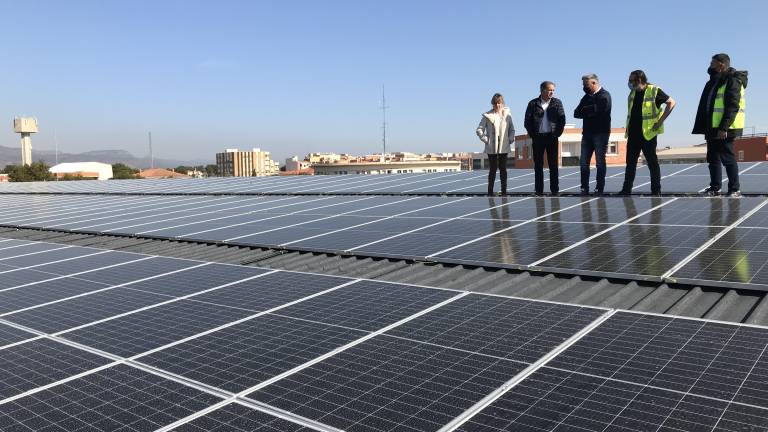 El alcalde Alfons Garcia y técnicos encima de la cubierta del pabellón de l’Hospitalet de l’Infant, donde se han instalado 280 placas fotovoltaicas. foto: aj. l’hospitalet de l’infant