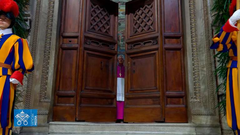 $!A las 17:46 se han cerrado las puertas para dar inicio al cónclave. Foto: EFE