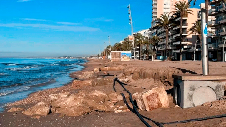 Calafell retira de las playas estructuras desenterradas por los temporales