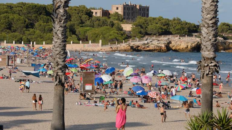 La playa de la Arrabassada de Tarragona llena de gente, una imagen habitual este verano a todas horas. Foto: Pere Ferré