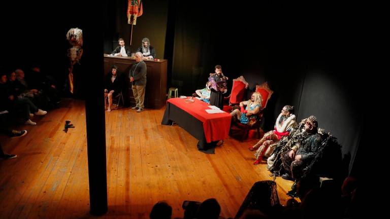 El juicio del rey del Carnaval y la Concubina que se celebró ayer en el Teatre El Magatzem. foto: PERE FERRÉ