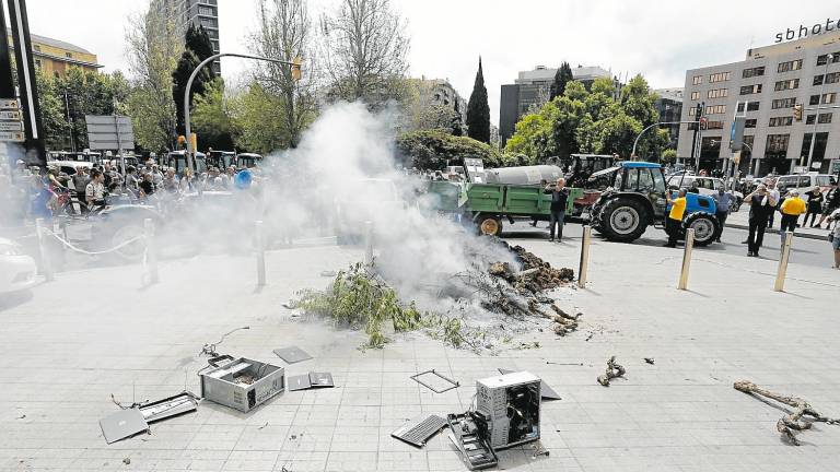 Un tractor lanza abono y restos de poda frente a la Subdelegación del Gobierno, en Tarragona, en la culminación de la protesta. foto: pere ferré