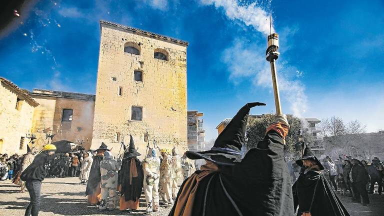 Las Bruixes ‘Latemó’ y los Diables Maleïts encendieron el ambiente en la Torre Vella. foto: àngel ullate