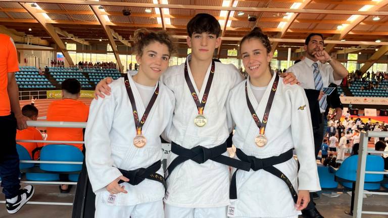$!Los tres alumnos del Vital Esport de Sant Pere i Sant Pau que obtuvieron medalla en el Campeonato de España de Judo en edad escolar. Foto: Cedida.