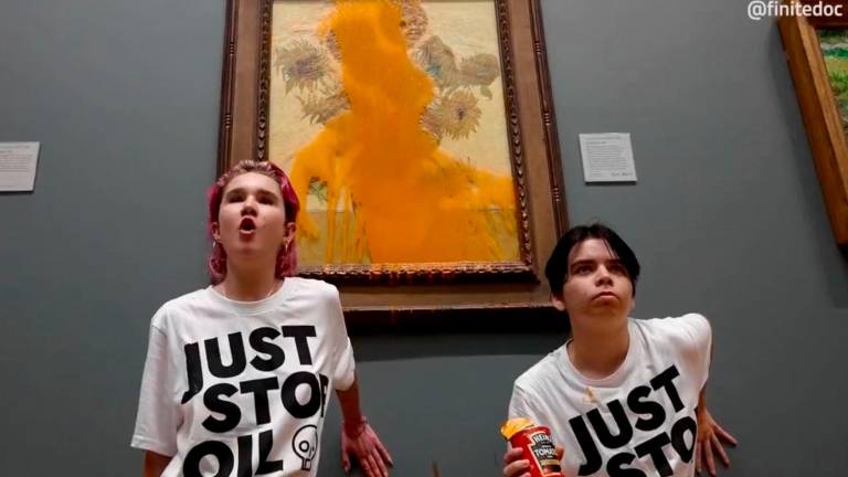 Vídeo: Lanzan sopa de tomate contra los Girasoles de Van Gogh