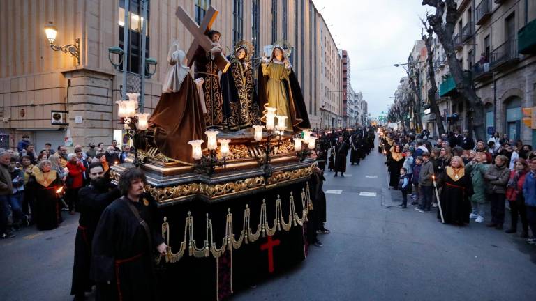La procesión de los nazarenos en la Rambla Vella de Tarragona en 2023. Foto: Pere Ferré