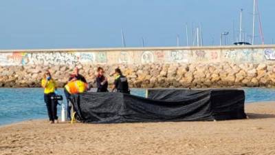 Imagen de los servicios de emergencia y la zona acordonada en la playa de Roda de Berà. Foto: DT