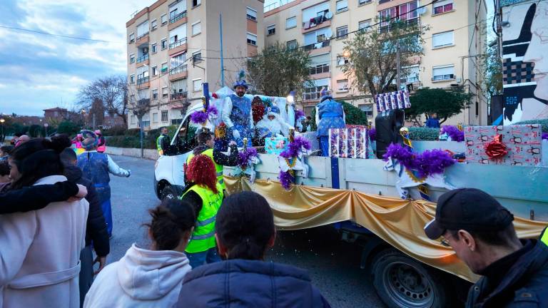 $!Los Reyes han pasado por los barrios de Ponent de Tarragona. Foto: Marc Bosch