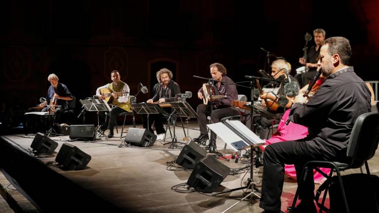 El mestre Jordi Savall va dirigir el dijous un concert al Monestir de Santes Creus que va servir com a cant a la pau, al mateix temps que es va rendir un emotiu homenatge a les persones refugiades i migrants. Foto: Pere Ferré