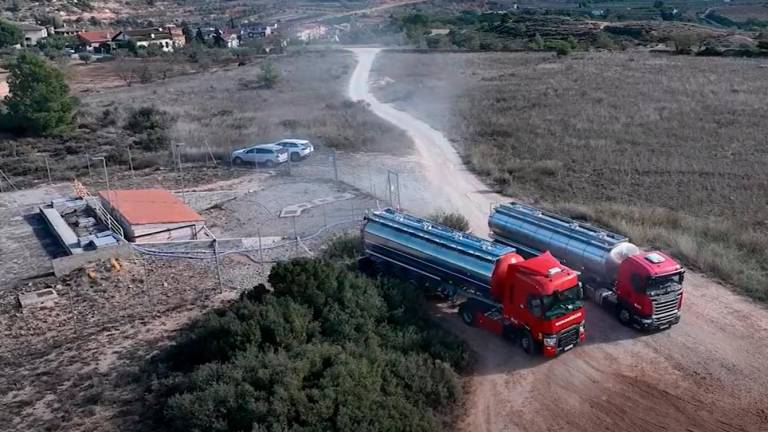 Camions cisterna aportant aigua al dipòsit municipal per a garantir l’abastament. Foto: