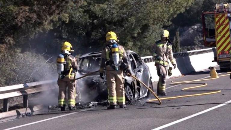 El coche ha quedado destrozado. FOTO. EL VENDRELL TV