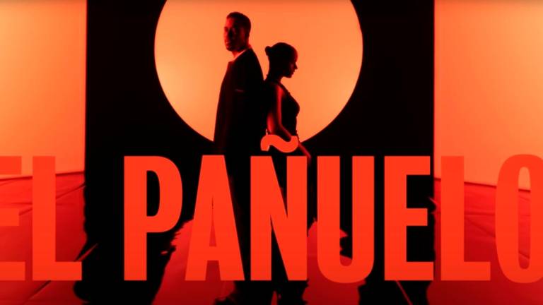 “El Pañuelo” es el primer tema entre Romeo Santos y Rosalía, aunque ya habían cantado juntos a finales de 2021 en un concierto del neoyorquino. Foto: Vevo