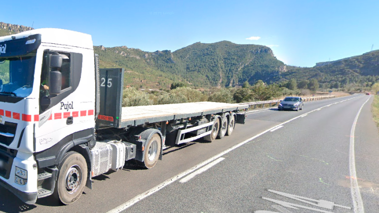 Un camión y un coche circulando por la C-14, a la altura de Vilaverd. Foto: Google Maps