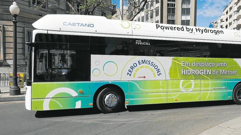 Imagen de archivo de un autobús impulsado por hidrógeno haciendo pruebas en la ciudad. Foto: Pere Ferré